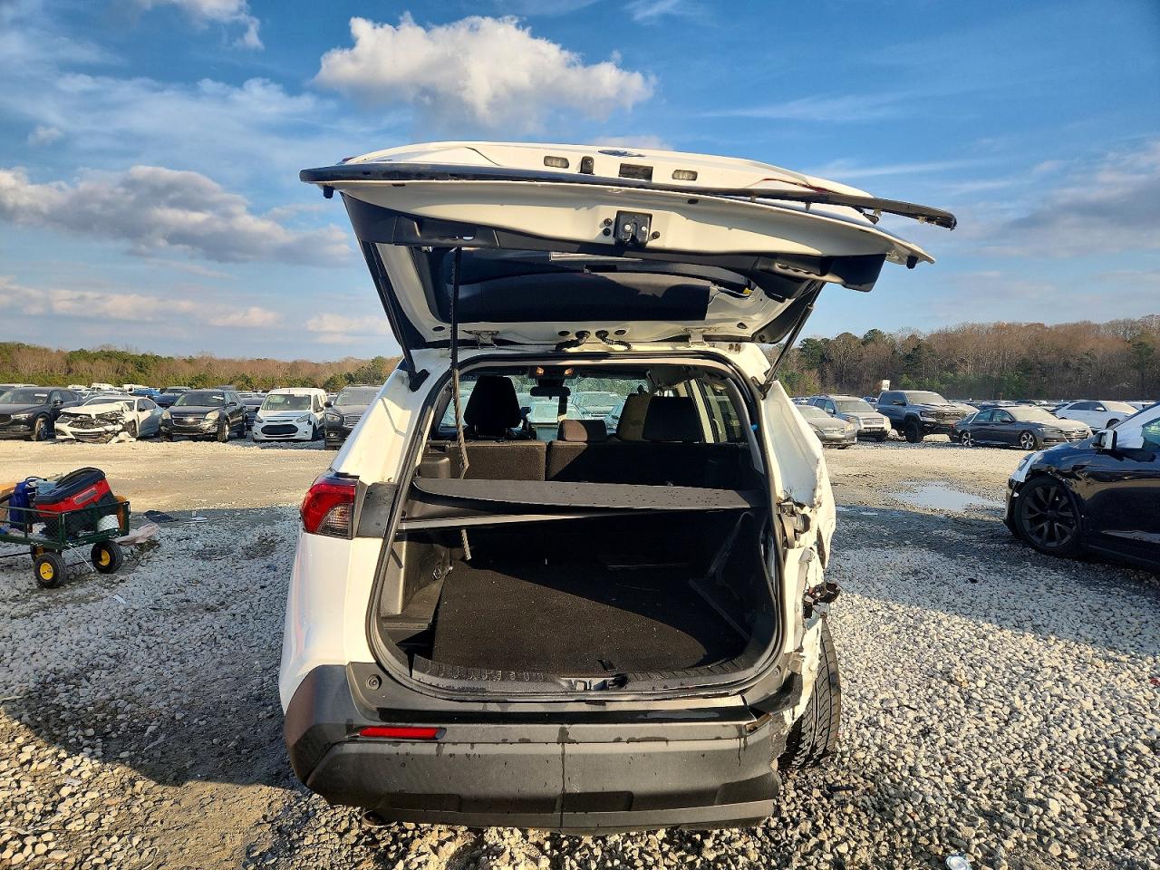 2021 TOYOTA RAV4 XLE photo 6