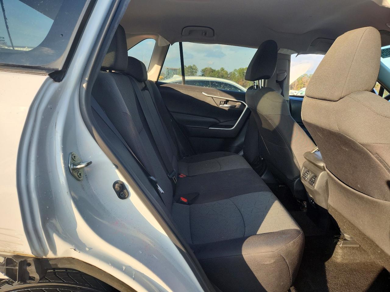 2021 TOYOTA RAV4 XLE photo 10