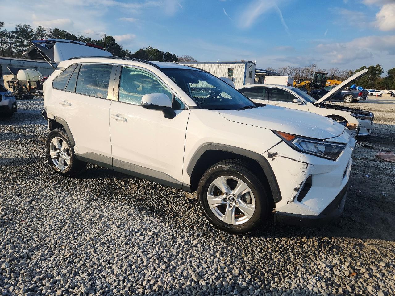 2021 TOYOTA RAV4 XLE photo 4