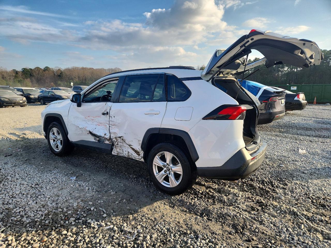 2021 TOYOTA RAV4 XLE photo 2