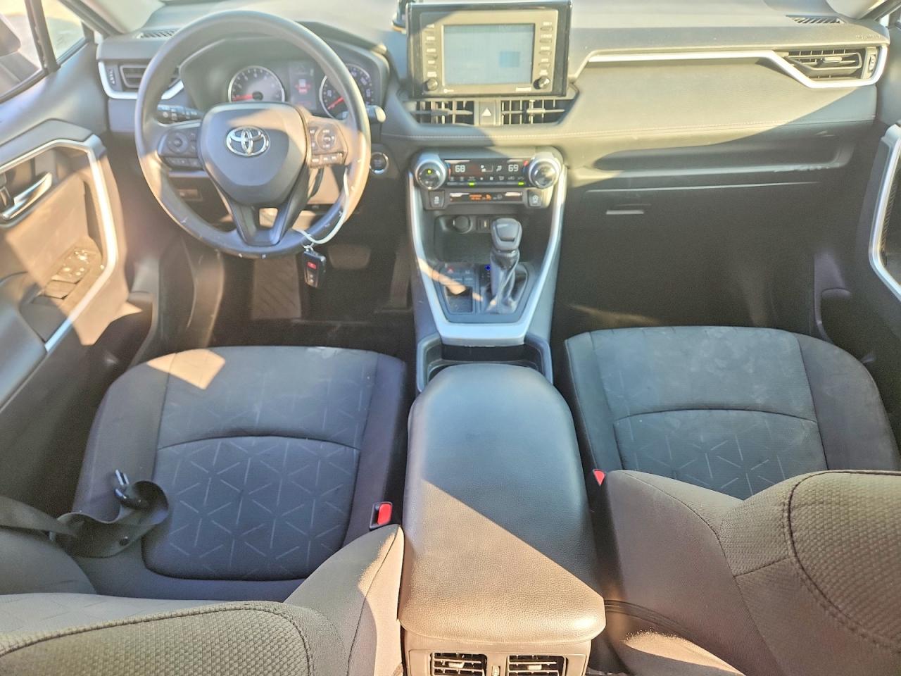2021 TOYOTA RAV4 XLE photo 8