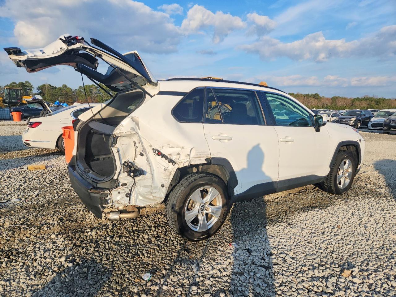 2021 TOYOTA RAV4 XLE photo 3