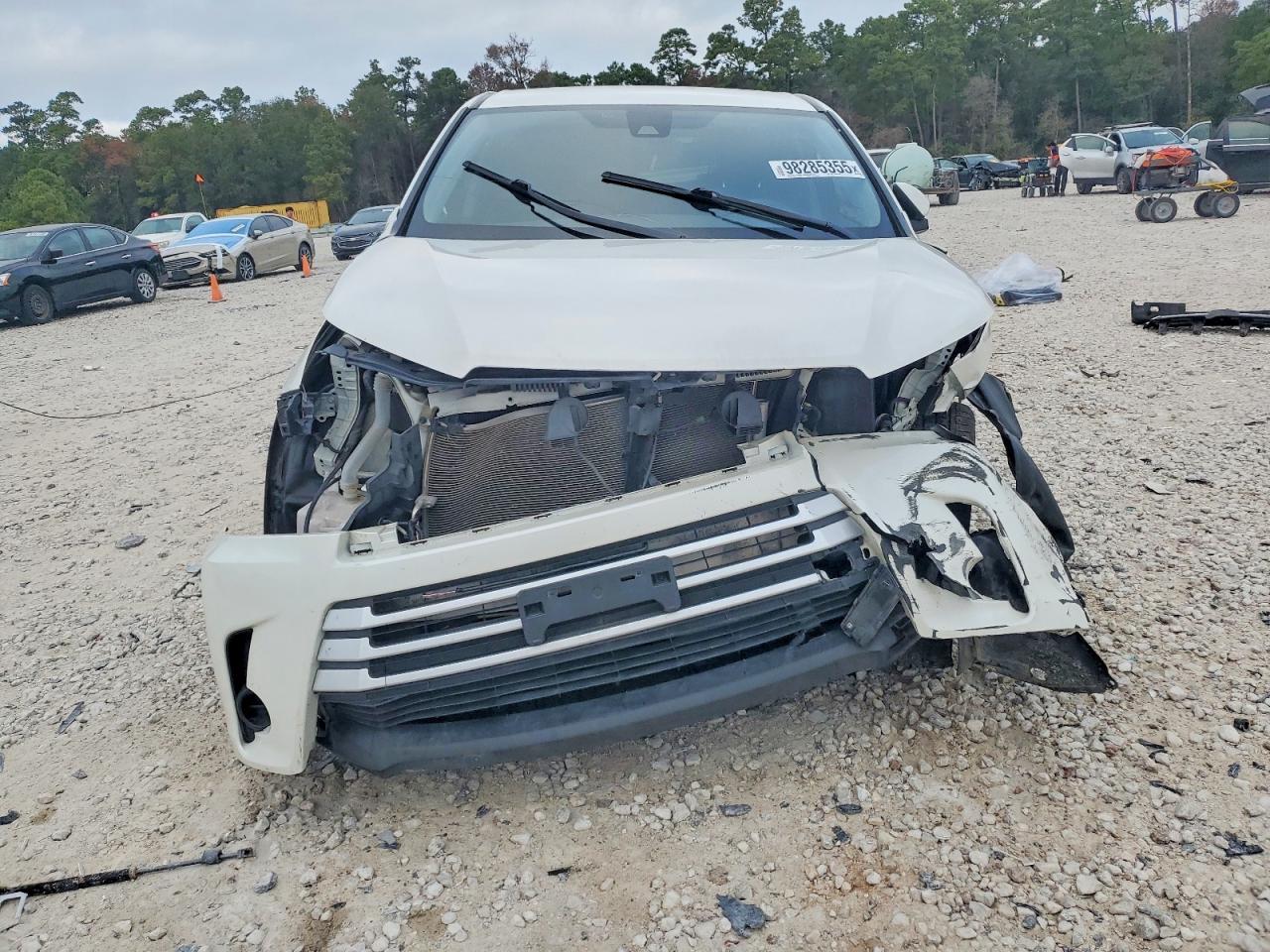 2019 TOYOTA HIGHLANDER LE photo 5