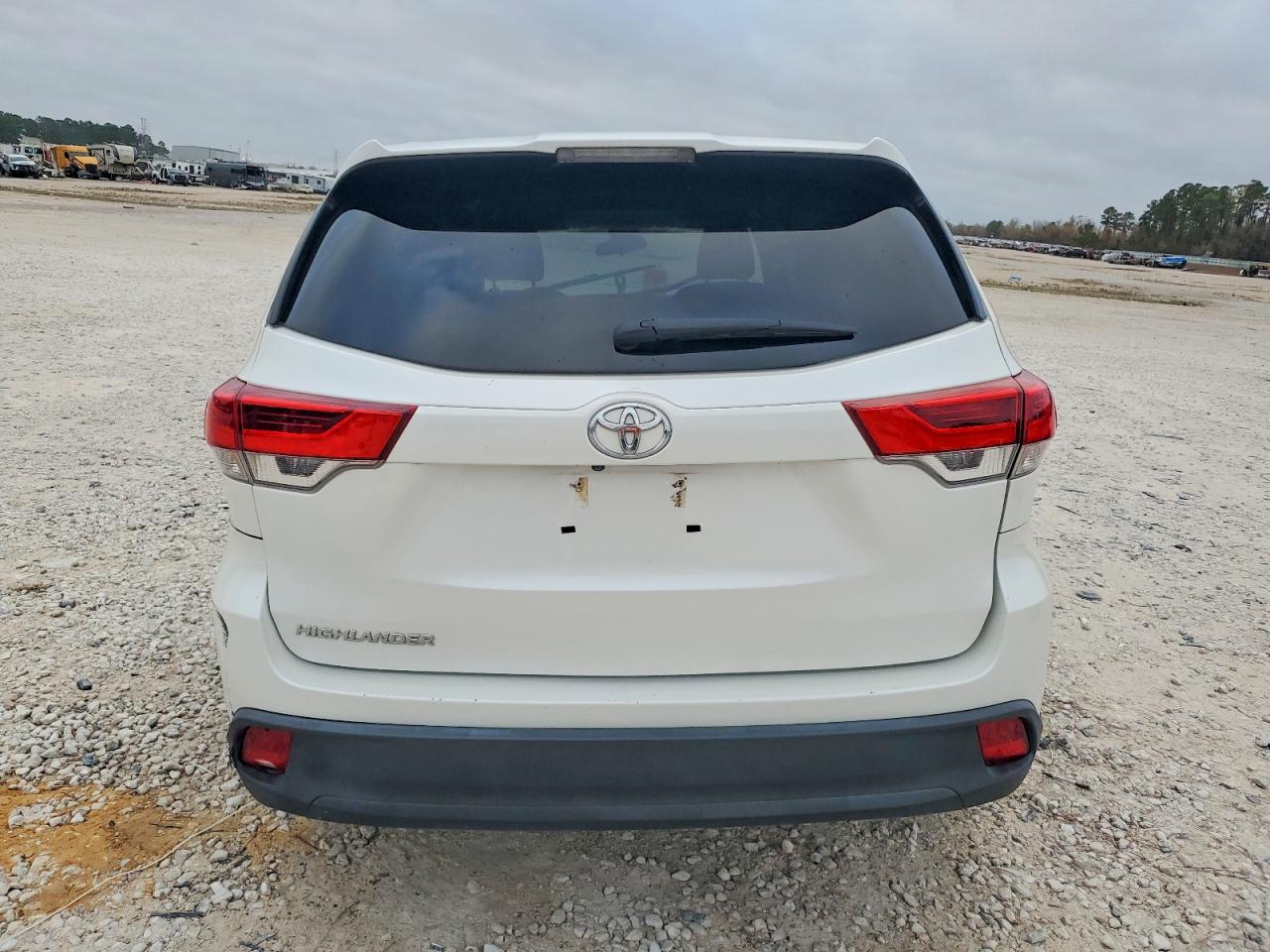2019 TOYOTA HIGHLANDER LE photo 6