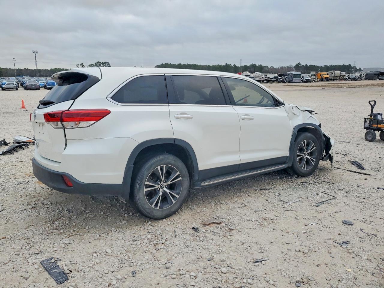 2019 TOYOTA HIGHLANDER LE photo 3
