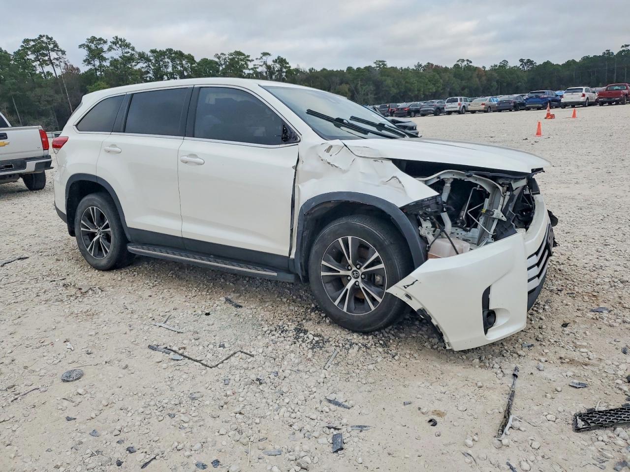2019 TOYOTA HIGHLANDER LE photo 4