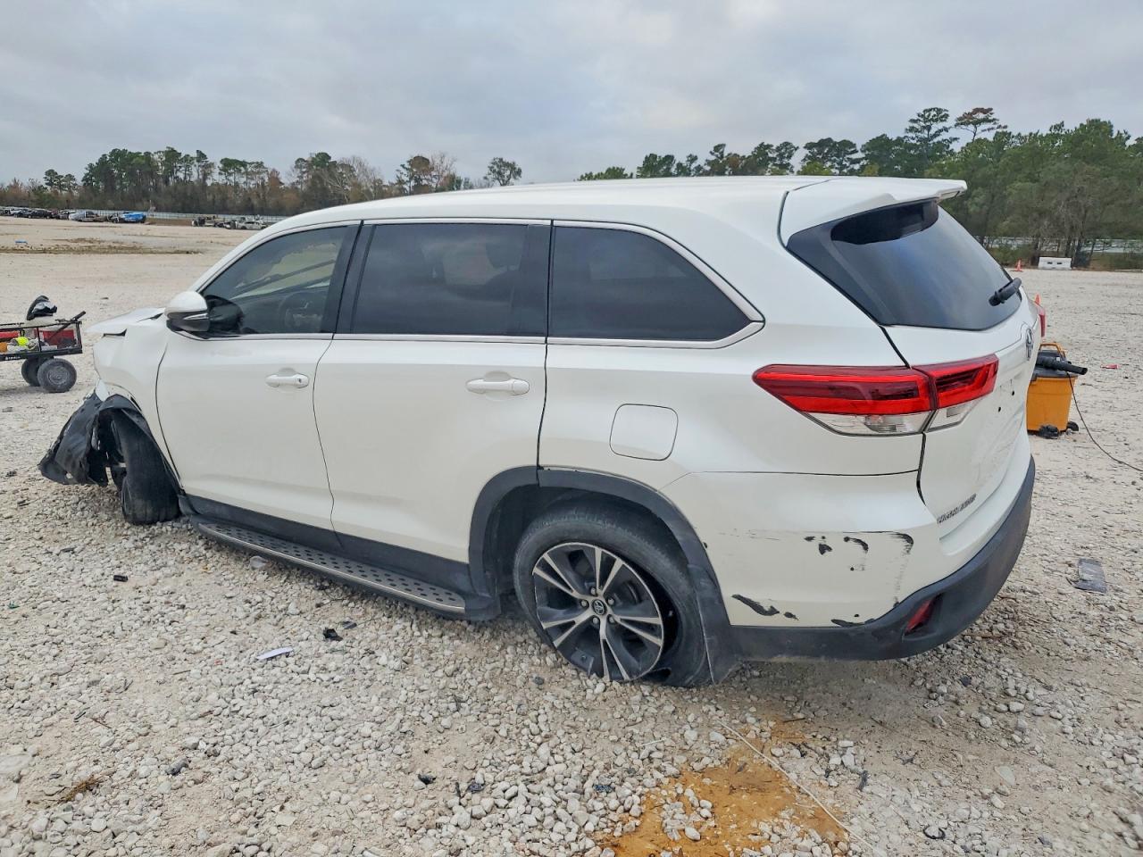 2019 TOYOTA HIGHLANDER LE photo 2