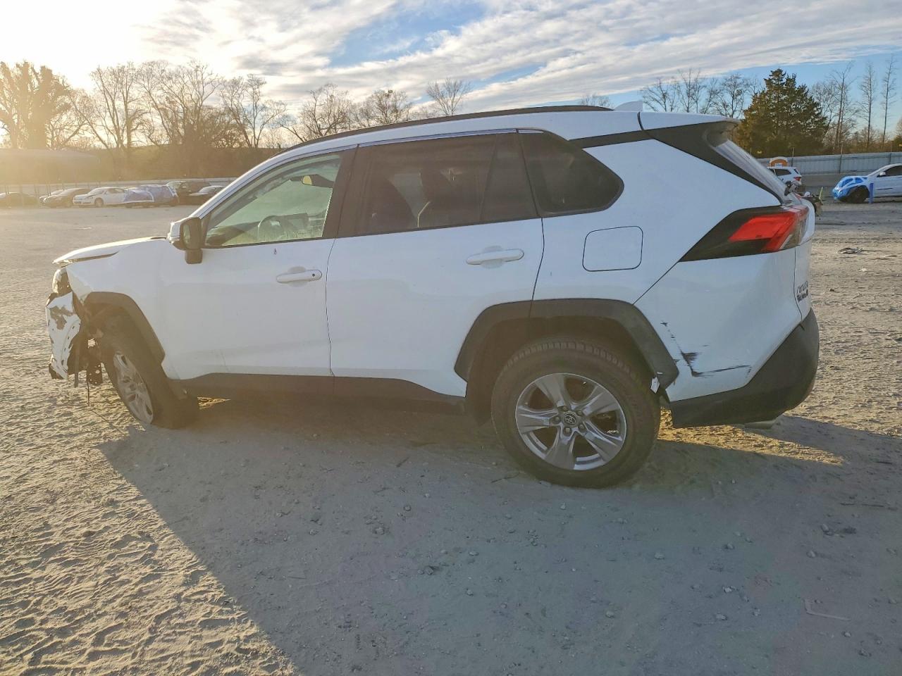 2022 TOYOTA RAV4 XLE photo 2