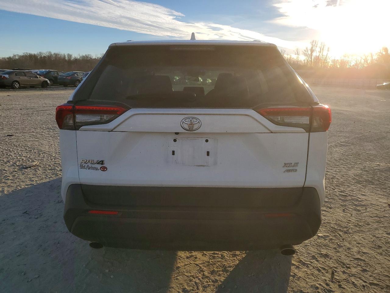 2022 TOYOTA RAV4 XLE photo 6