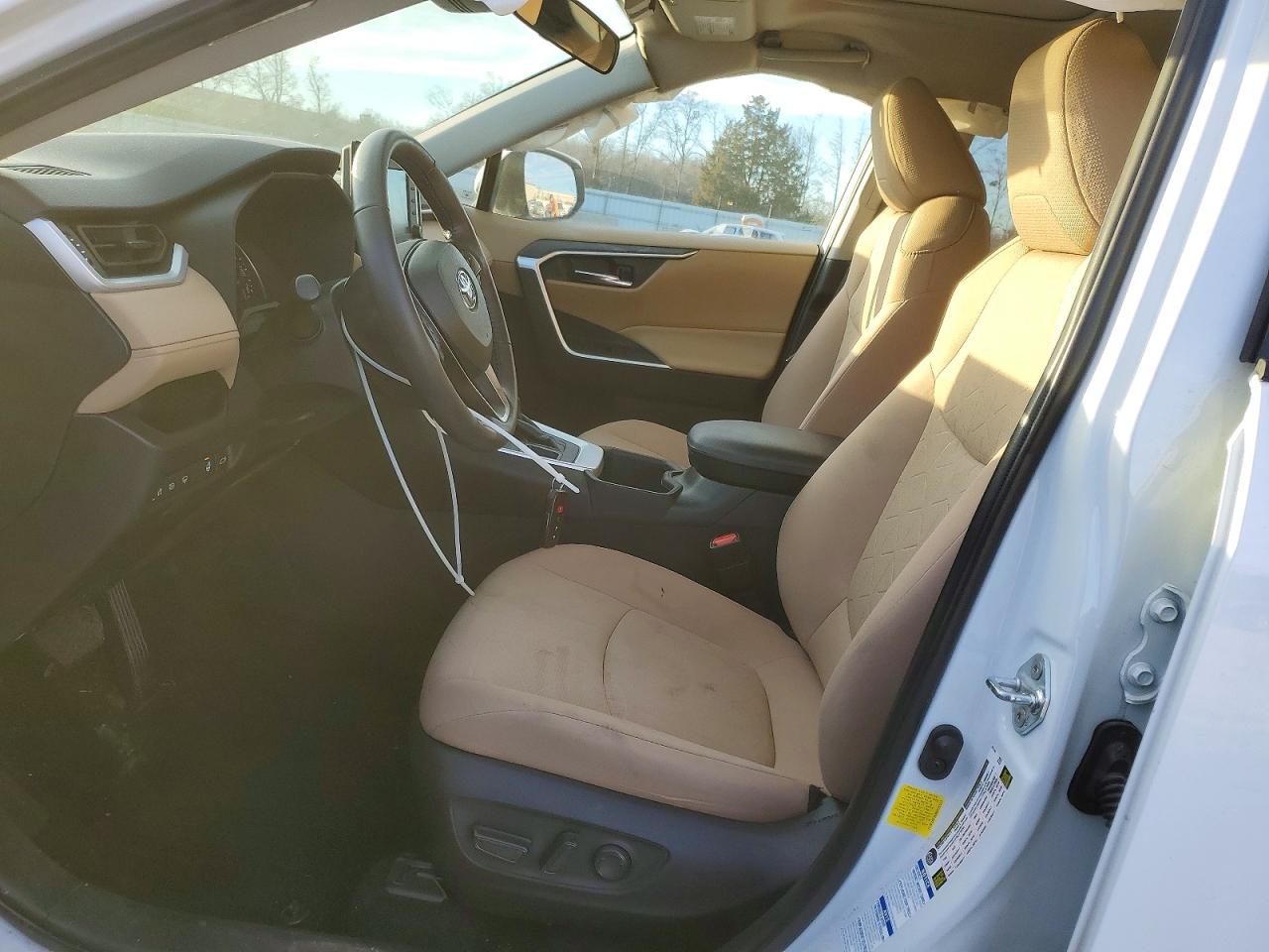 2022 TOYOTA RAV4 XLE photo 7