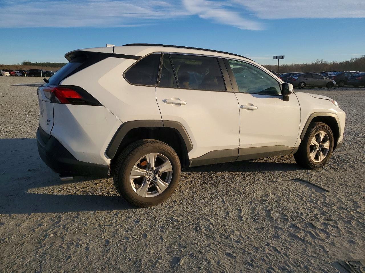 2022 TOYOTA RAV4 XLE photo 3