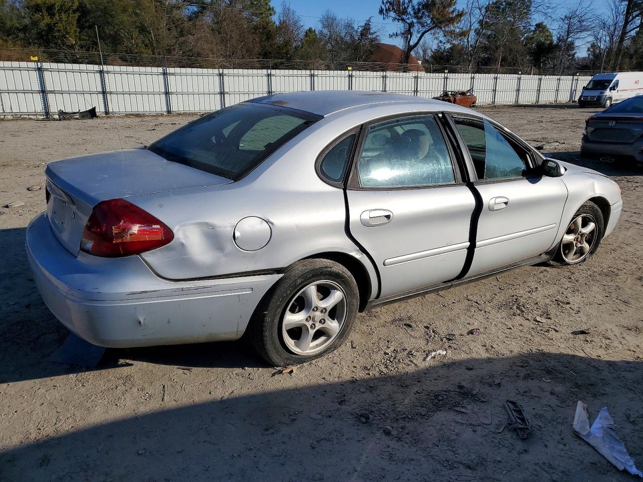 2004 FORD TAURUS SE photo 3