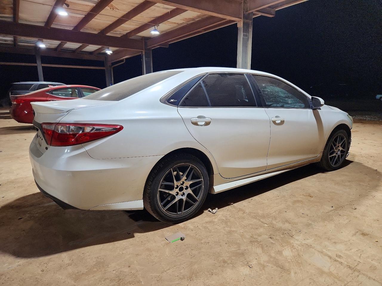 2016 TOYOTA CAMRY LE photo 3