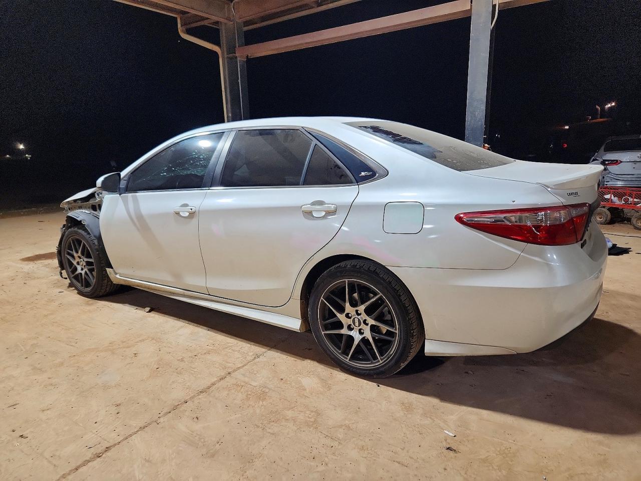2016 TOYOTA CAMRY LE photo 2