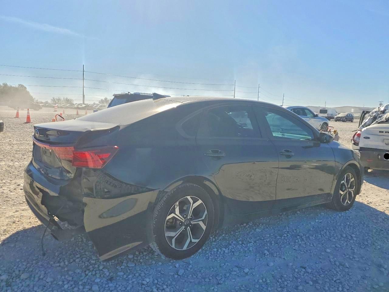 2021 KIA FORTE FE photo 3