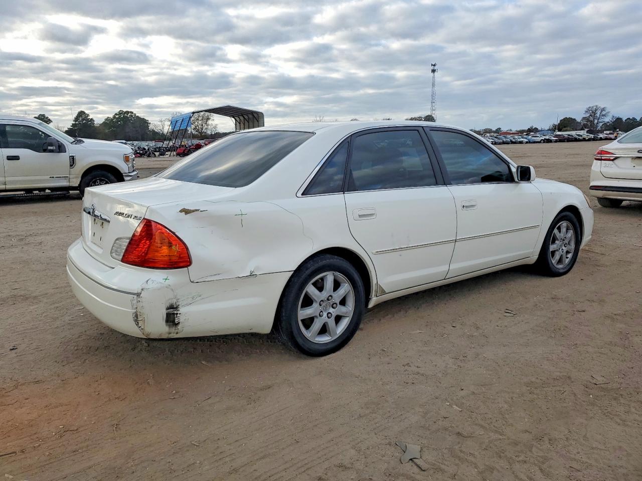 2002 TOYOTA AVALON XL photo 3