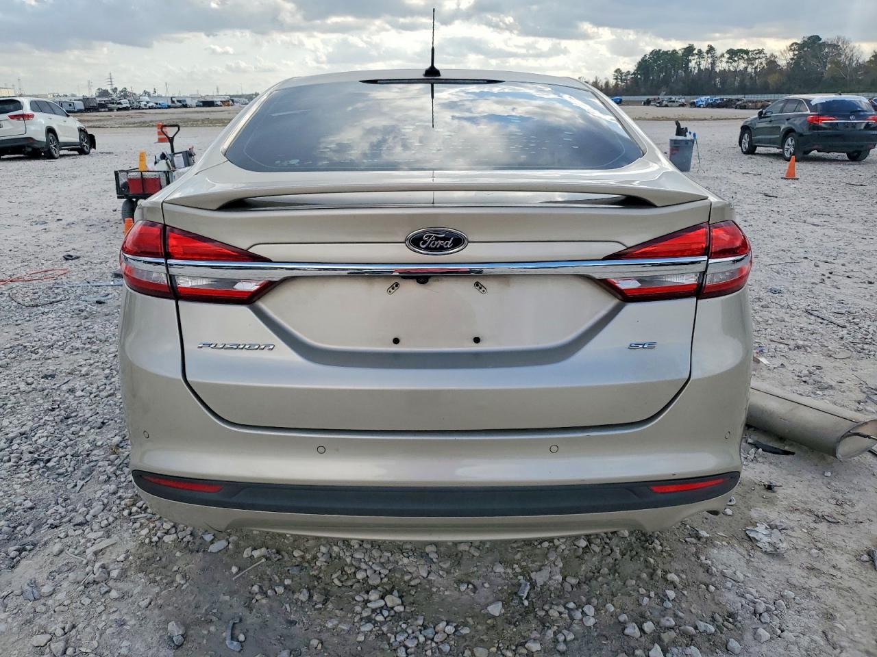 2017 FORD FUSION SE photo 6