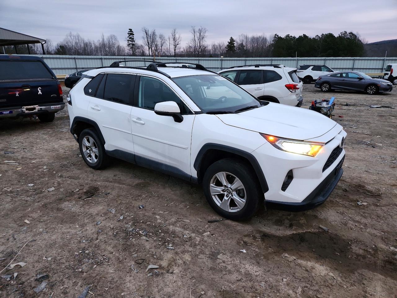 2021 TOYOTA RAV4 XLE photo 4