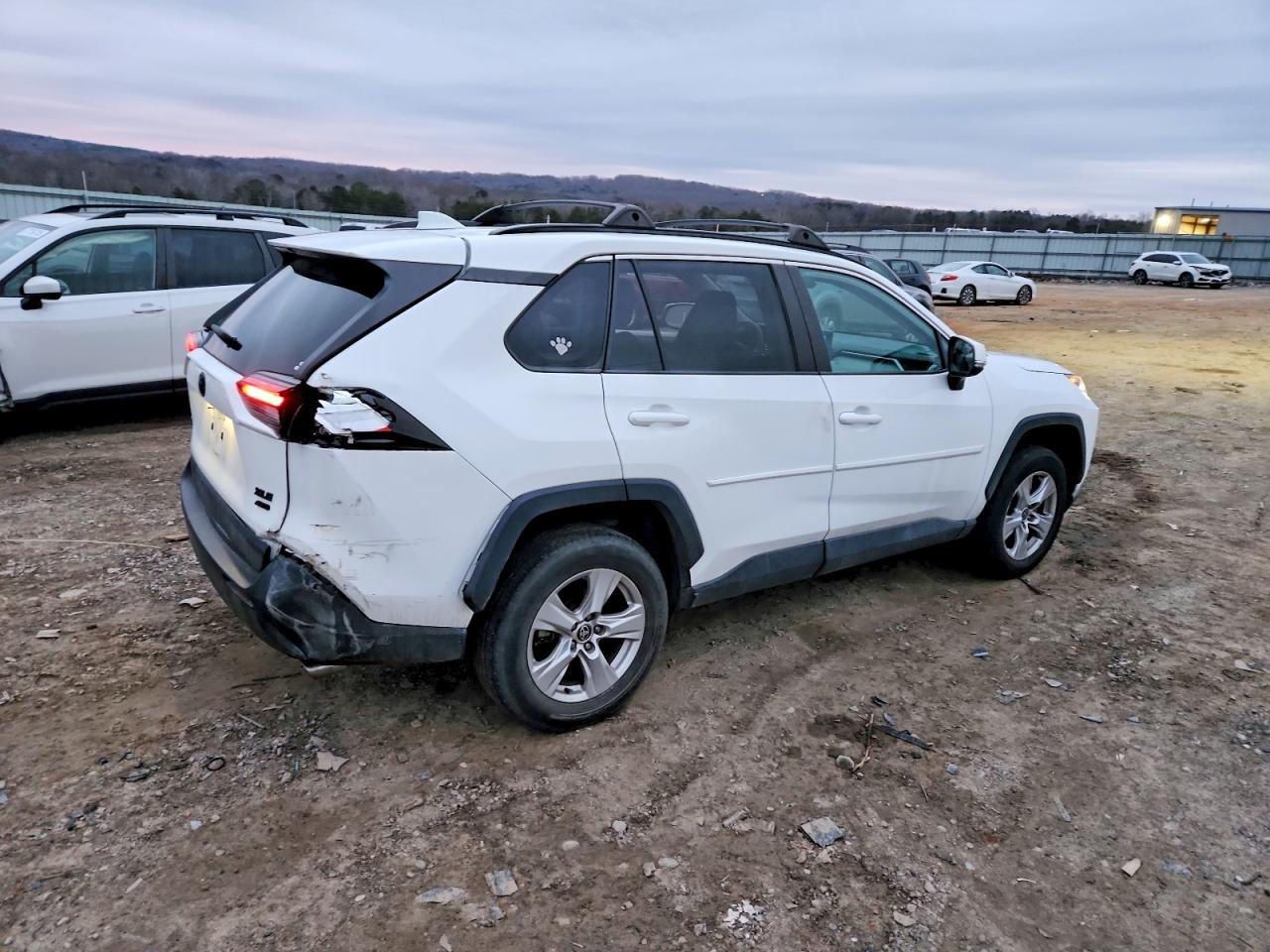 2021 TOYOTA RAV4 XLE photo 3