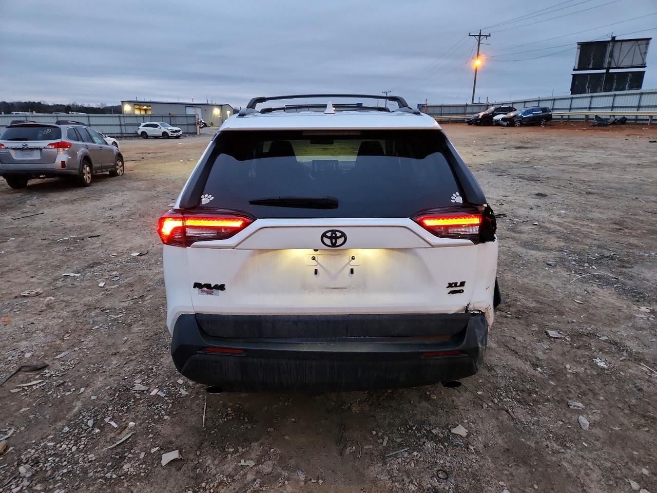 2021 TOYOTA RAV4 XLE photo 6