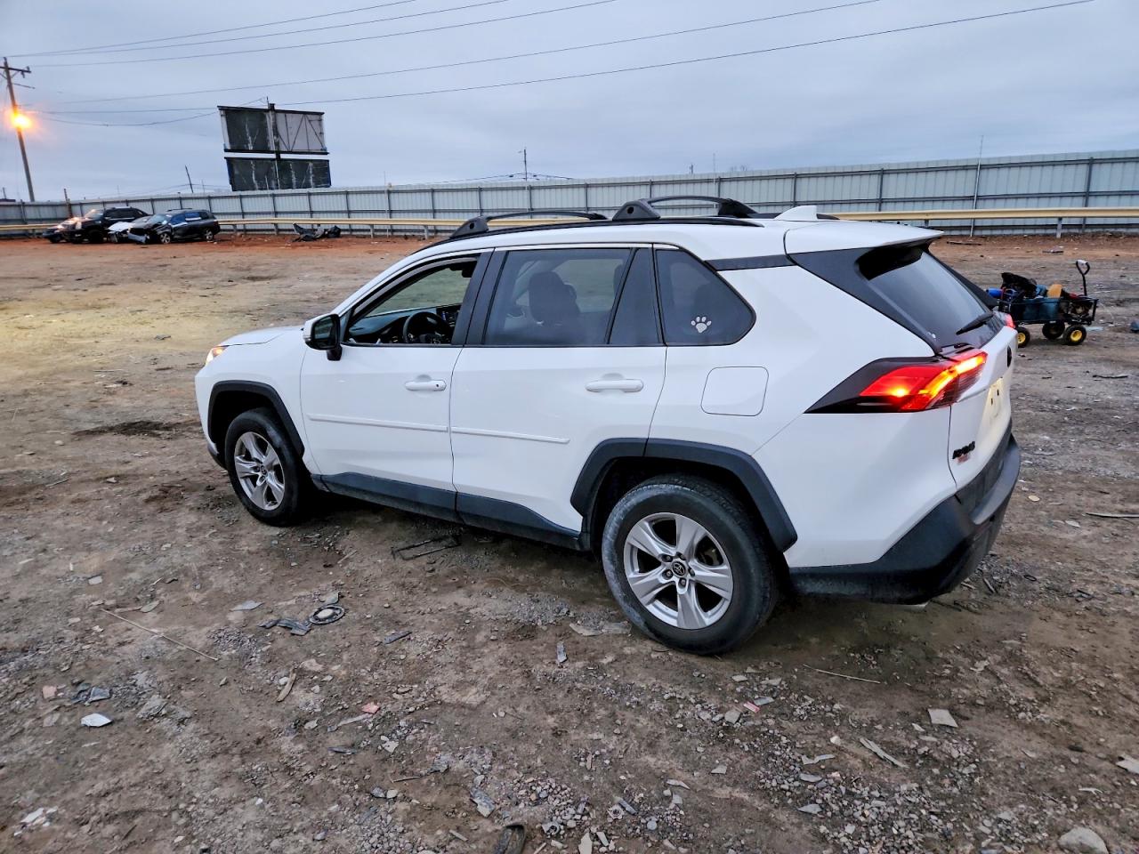 2021 TOYOTA RAV4 XLE photo 2
