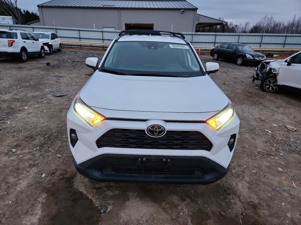 2021 TOYOTA RAV4 XLE photo 5