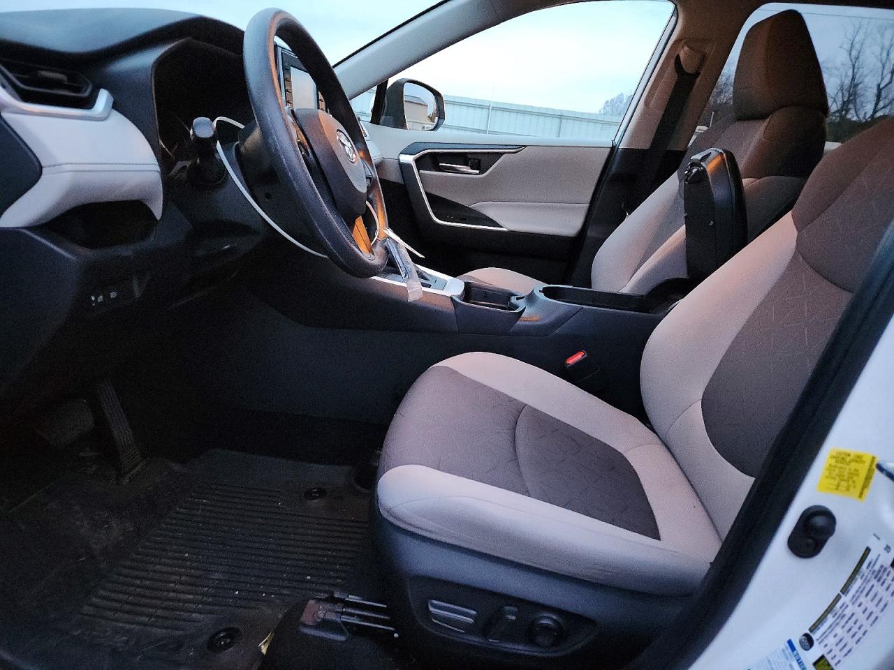 2021 TOYOTA RAV4 XLE photo 7