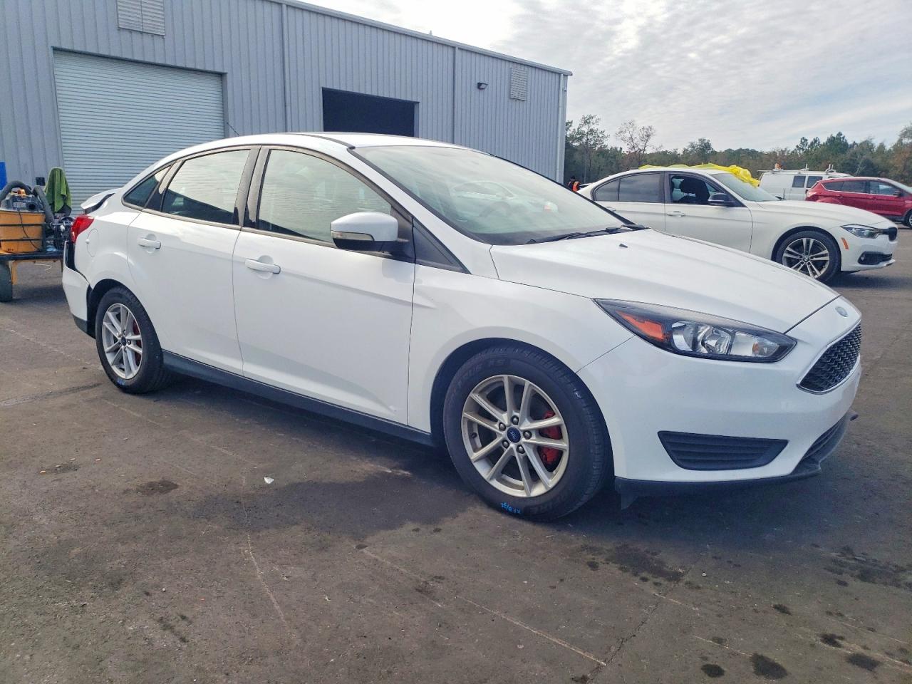2017 FORD FOCUS SE photo 4