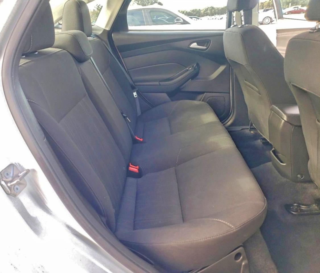 2017 FORD FOCUS SE photo 10