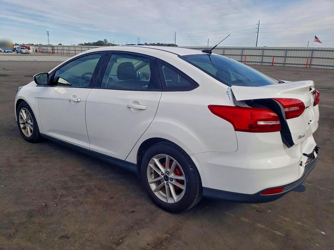 2017 FORD FOCUS SE photo 2