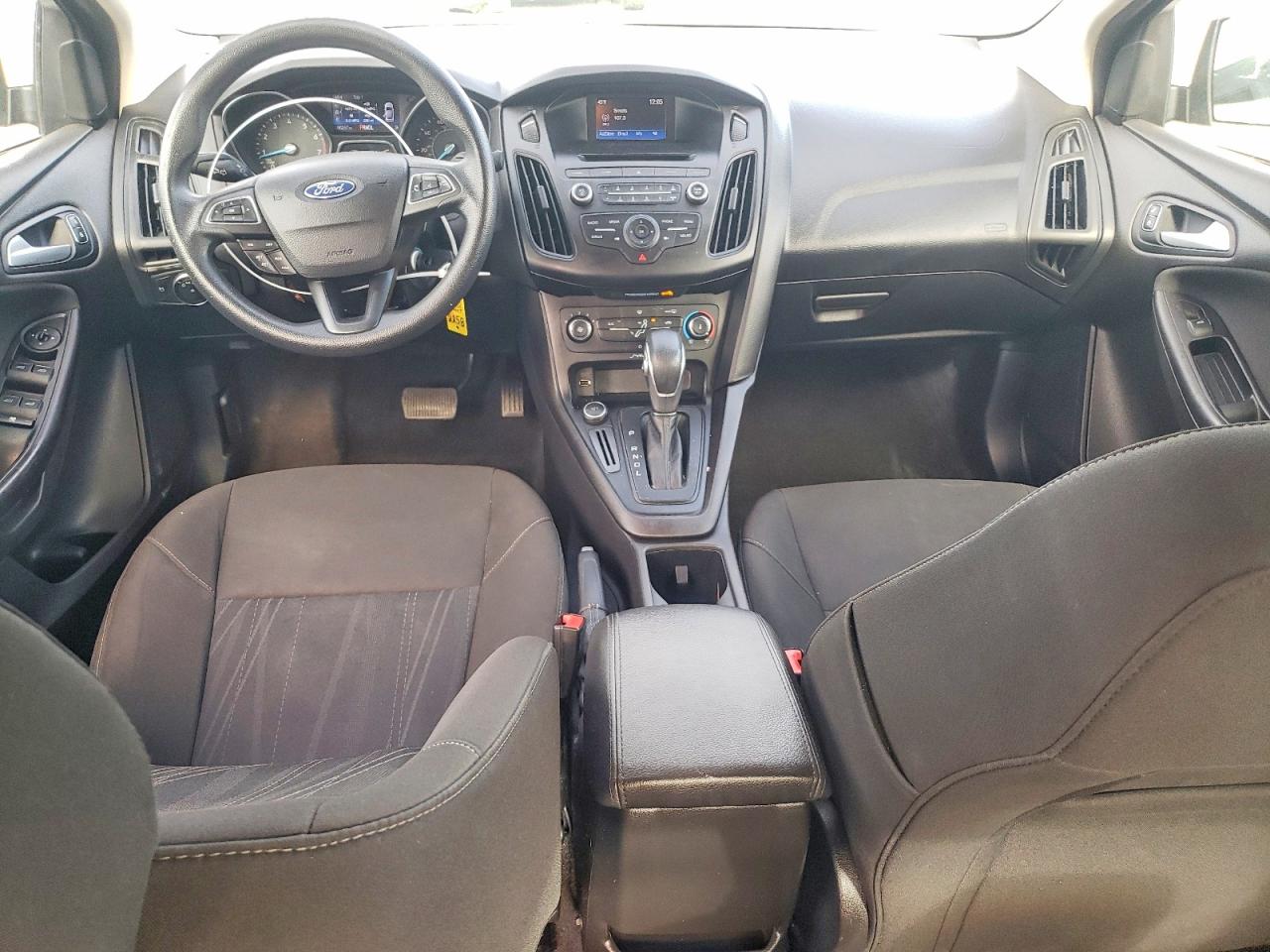2017 FORD FOCUS SE photo 8