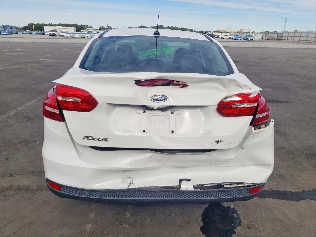 2017 FORD FOCUS SE photo 6