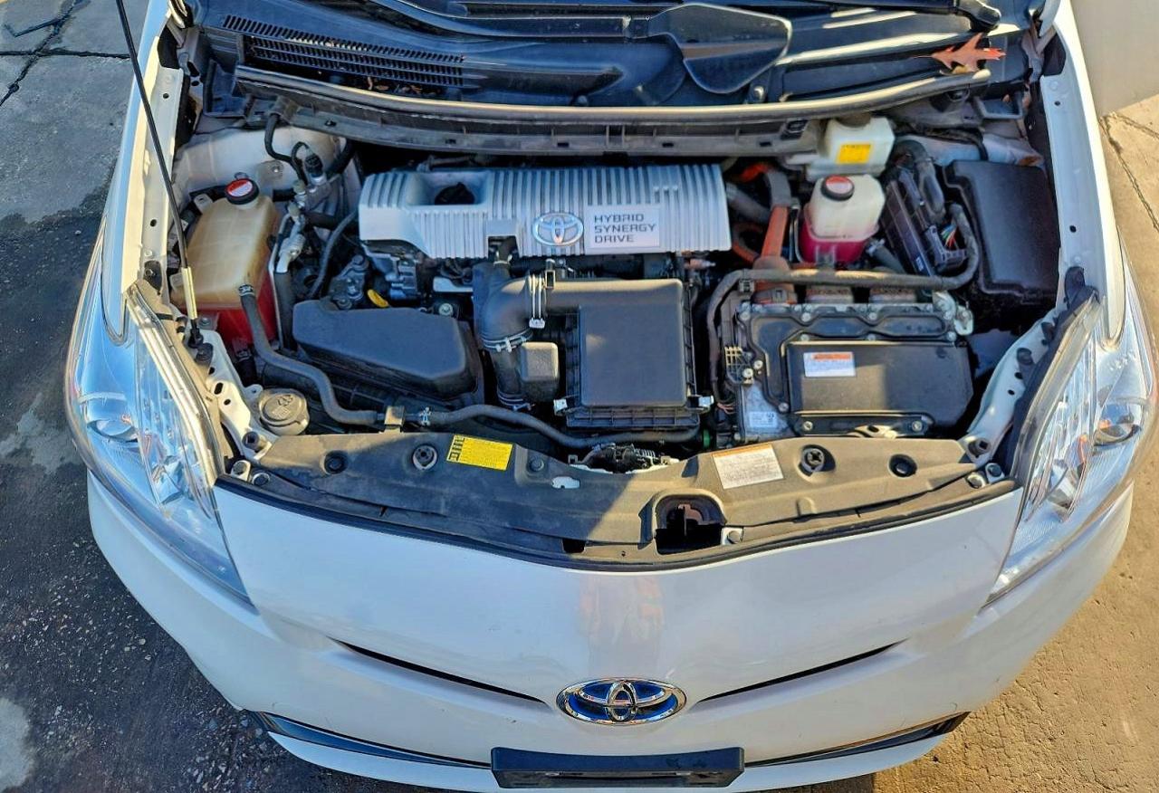 2015 TOYOTA PRIUS photo 11