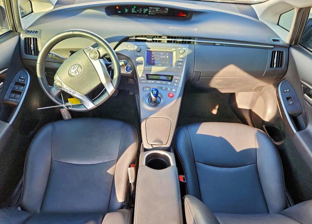 2015 TOYOTA PRIUS photo 8