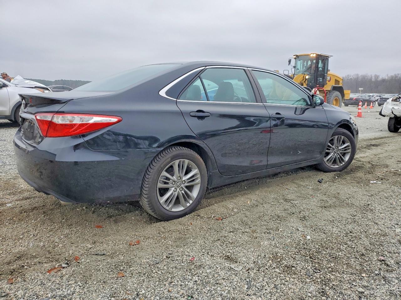 2016 TOYOTA CAMRY LE photo 5