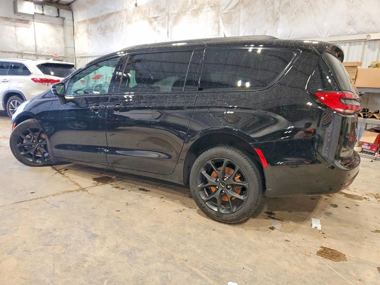 2024 CHRYSLER PACIFICA TOURING L photo 2
