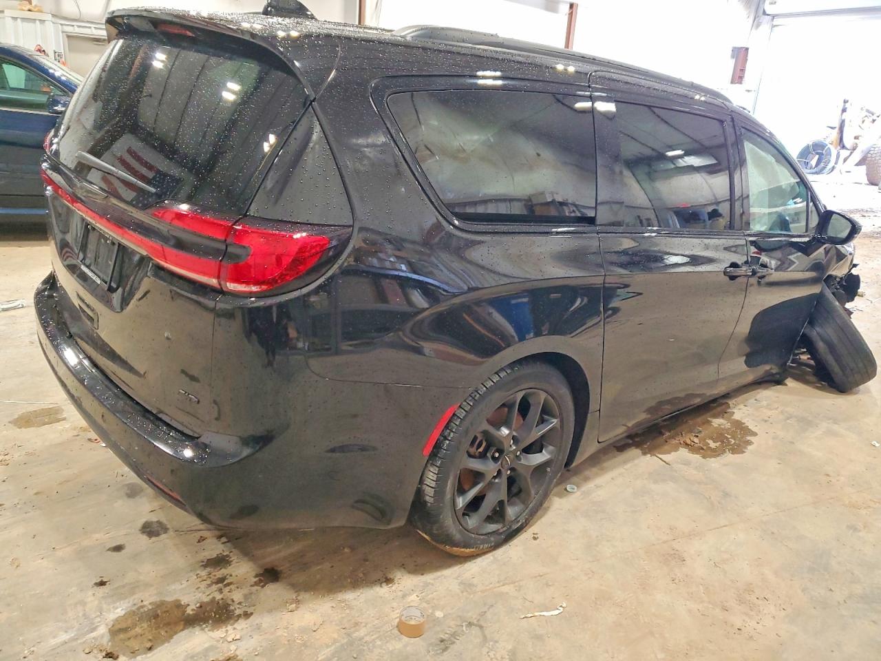 2024 CHRYSLER PACIFICA TOURING L photo 3