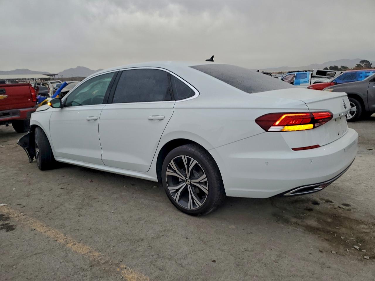 2020 VOLKSWAGEN PASSAT SEL photo 2