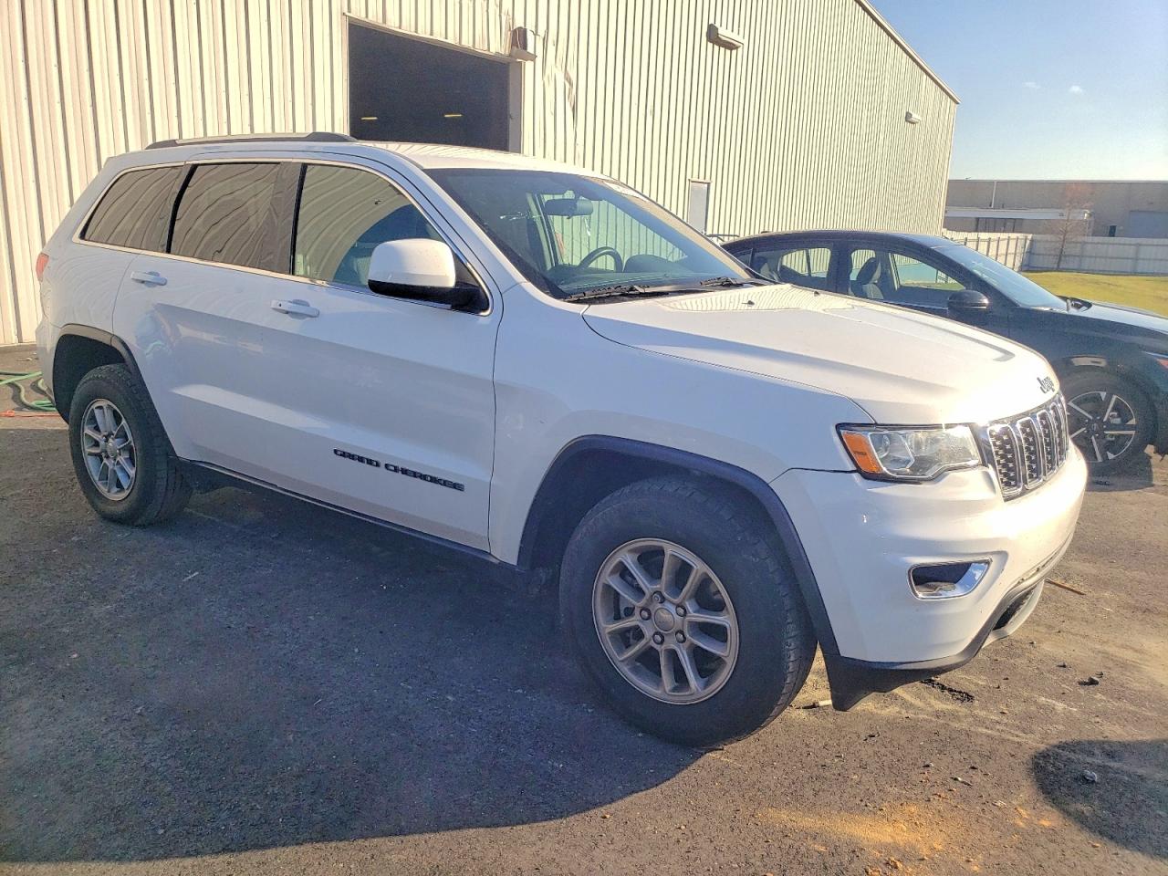 2019 JEEP GRAND CHEROKEE LAREDO photo 4