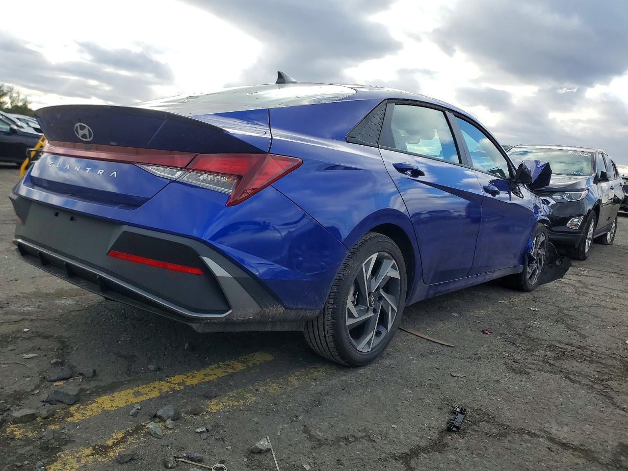 2025 HYUNDAI ELANTRA SEL SPORT photo 3
