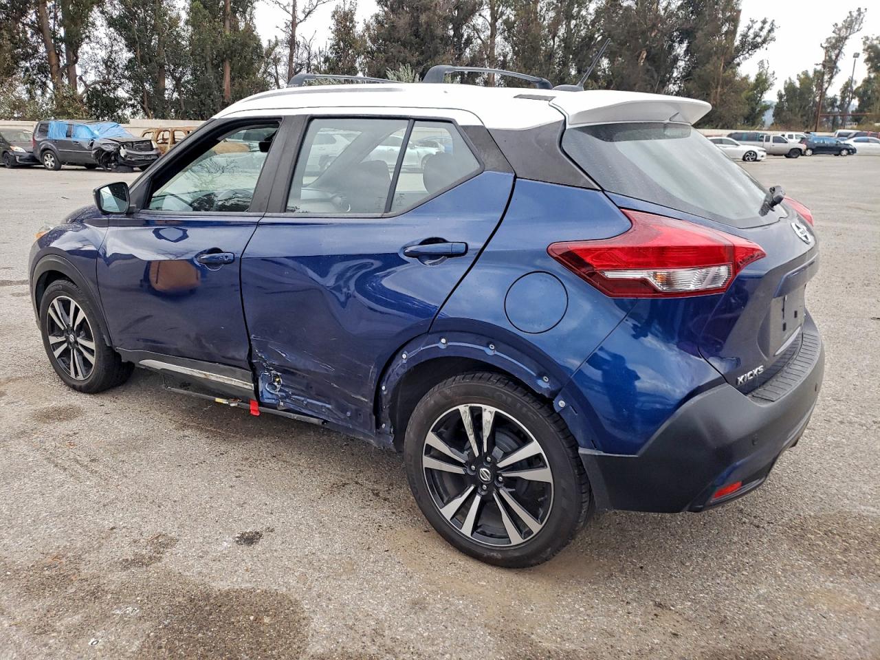2018 NISSAN KICKS S photo 2