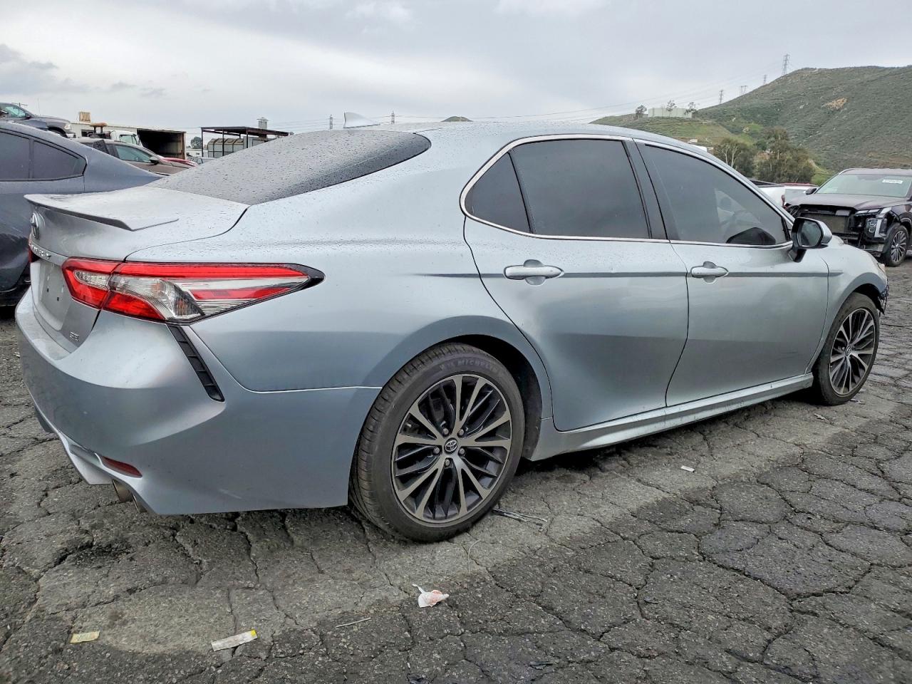 2019 TOYOTA CAMRY L photo 3