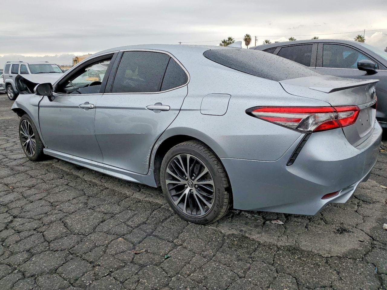 2019 TOYOTA CAMRY L photo 2