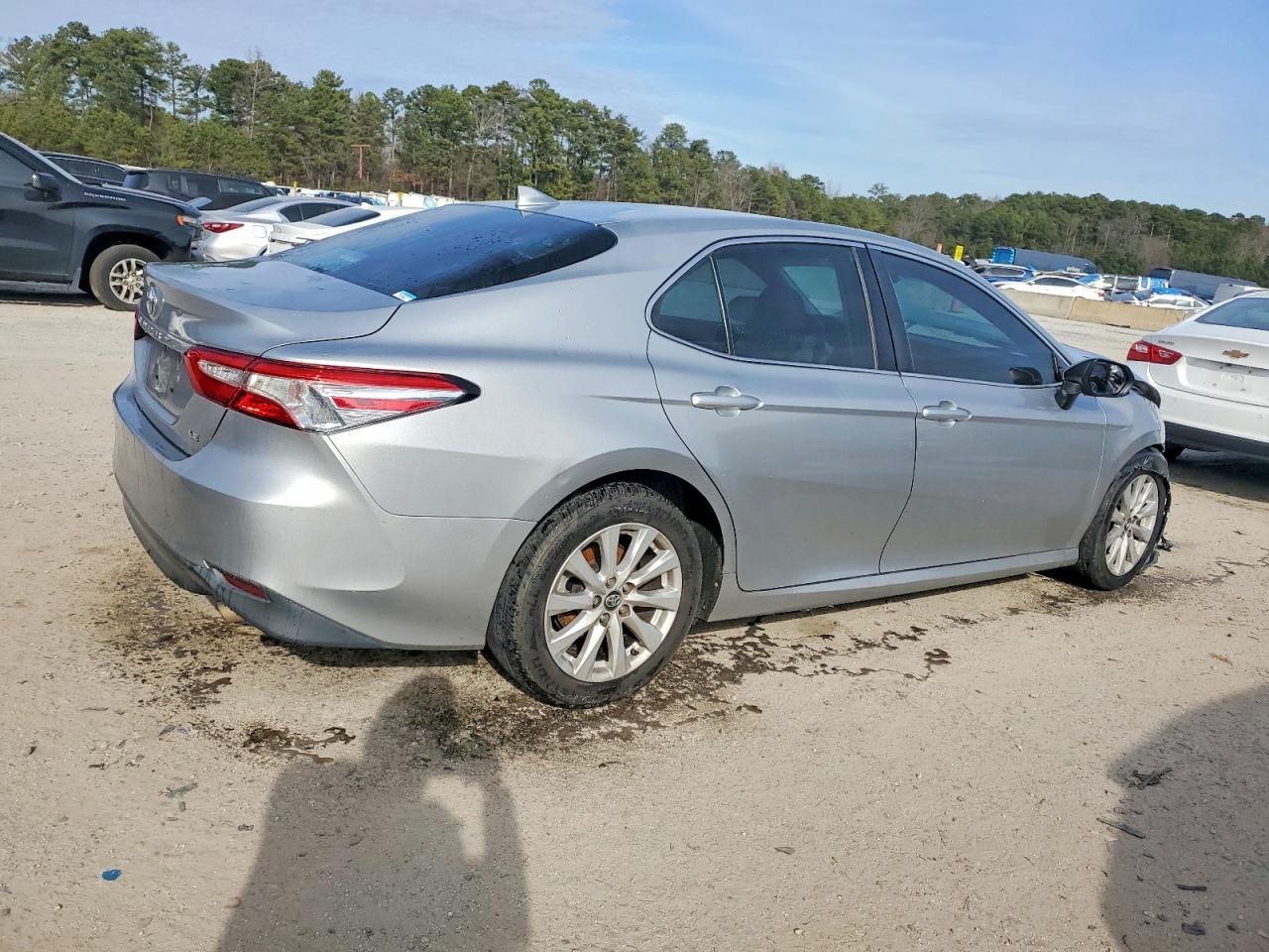 2019 TOYOTA CAMRY LE photo 3