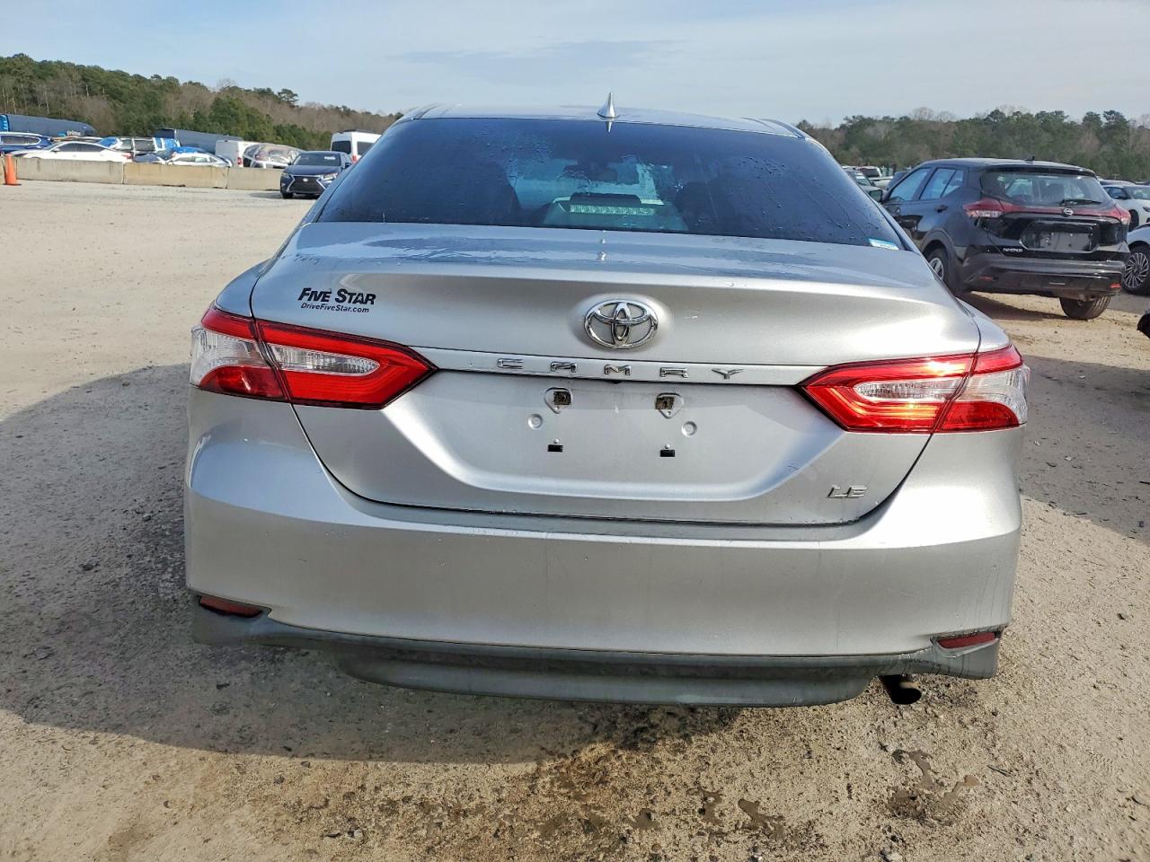 2019 TOYOTA CAMRY LE photo 6