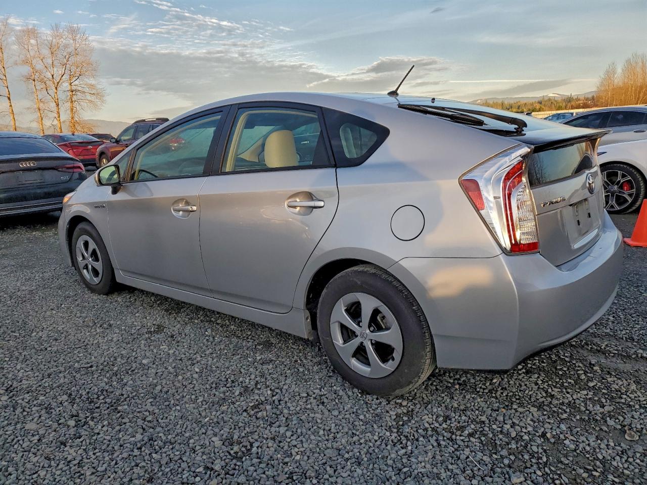 2015 TOYOTA PRIUS photo 3