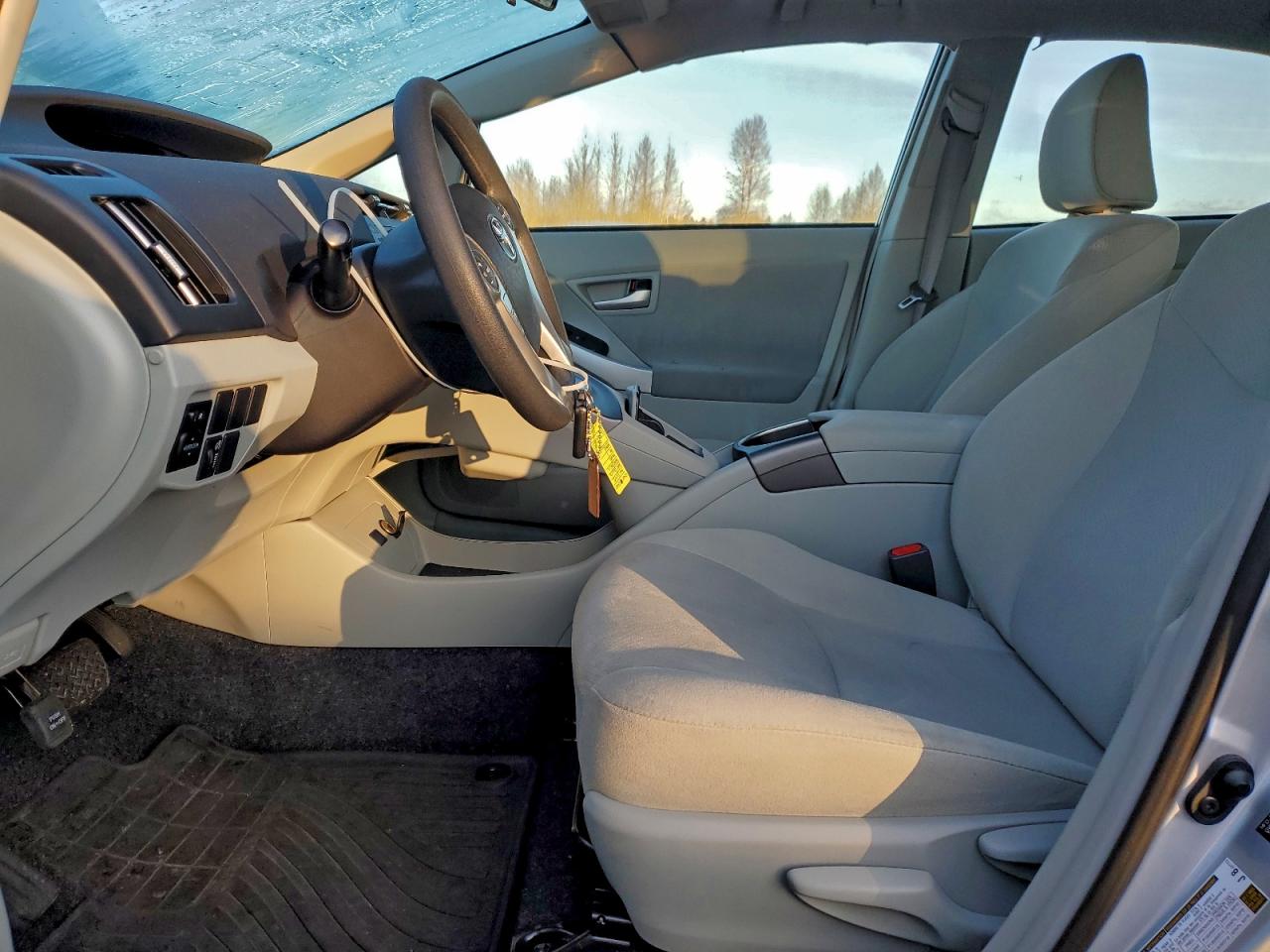 2015 TOYOTA PRIUS photo 13