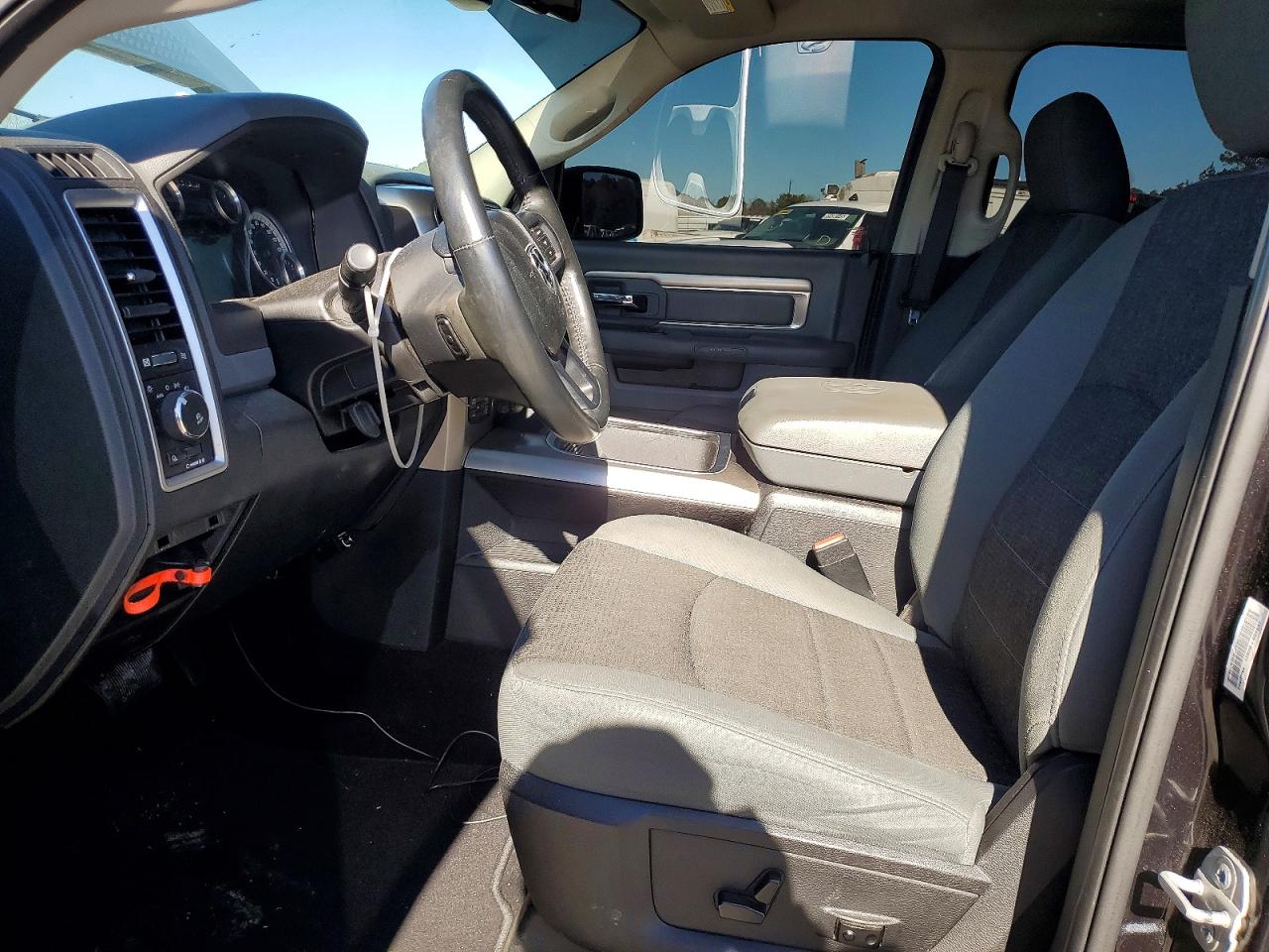 2016 RAM 1500 SLT photo 7