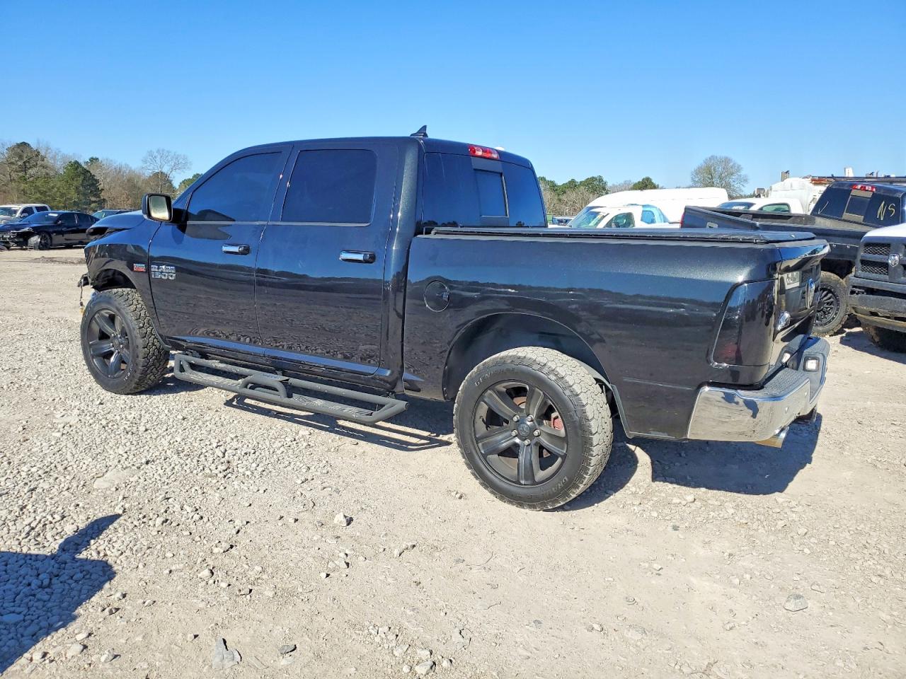 2016 RAM 1500 SLT photo 2