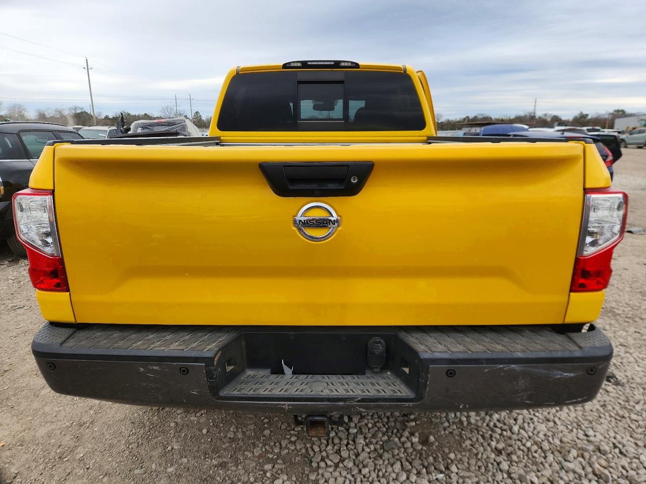 2016 NISSAN TITAN XD SL photo 11